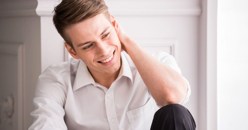 恥ずかしそうに目を逸らす男性