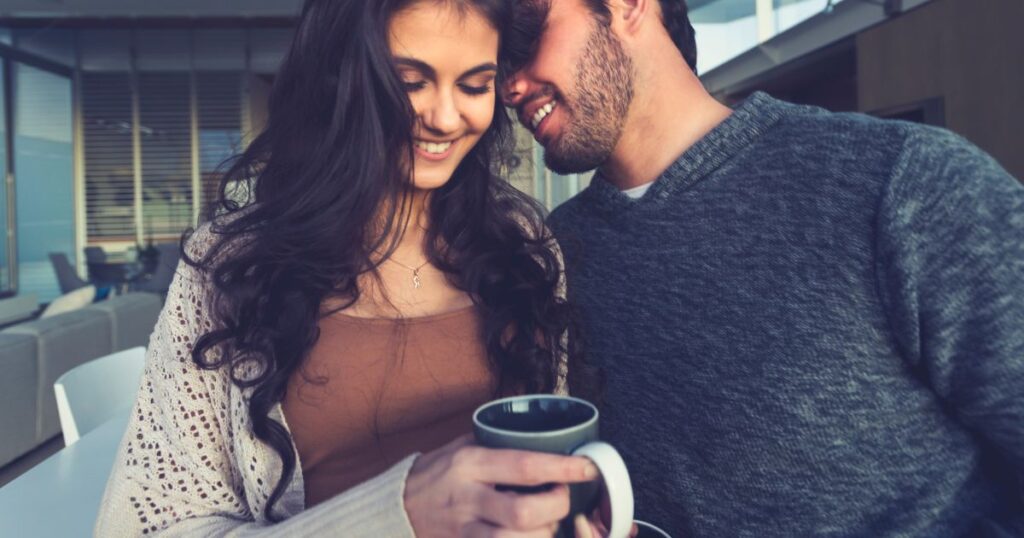 女性の耳元に囁く男性