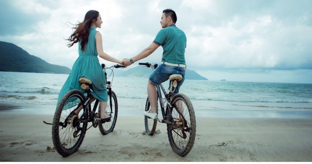 自転車で浜辺まで来たカップル
