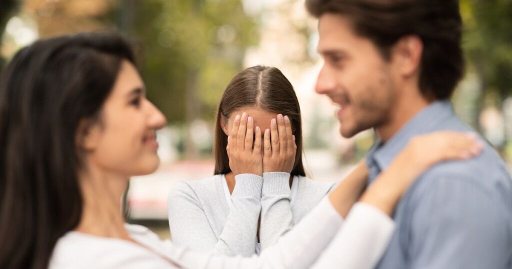 元彼が別の女性と一緒にいて落ち込む女性