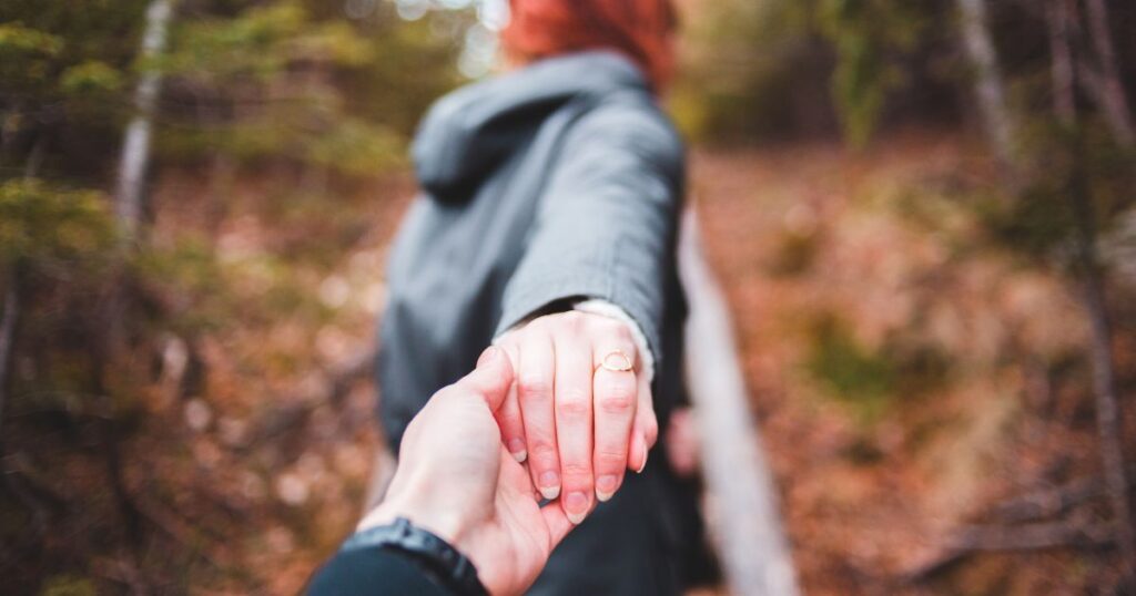 男性の手を引っ張って進んでいく女性