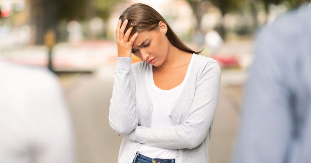 男性に冷たくされて頭を抱える女性