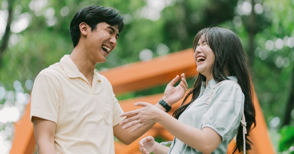 向き合いながら笑う男女