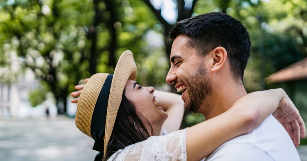 抱き合いながら笑う男女