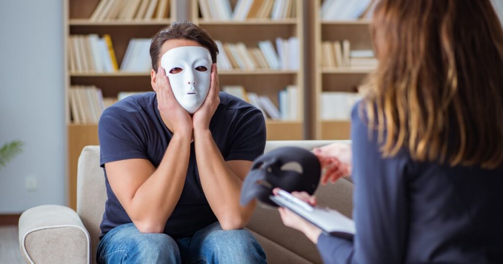 仮面をかぶって本当の気持ちが見えない男性