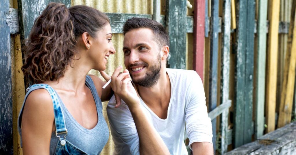 女性を口説こうとする男性