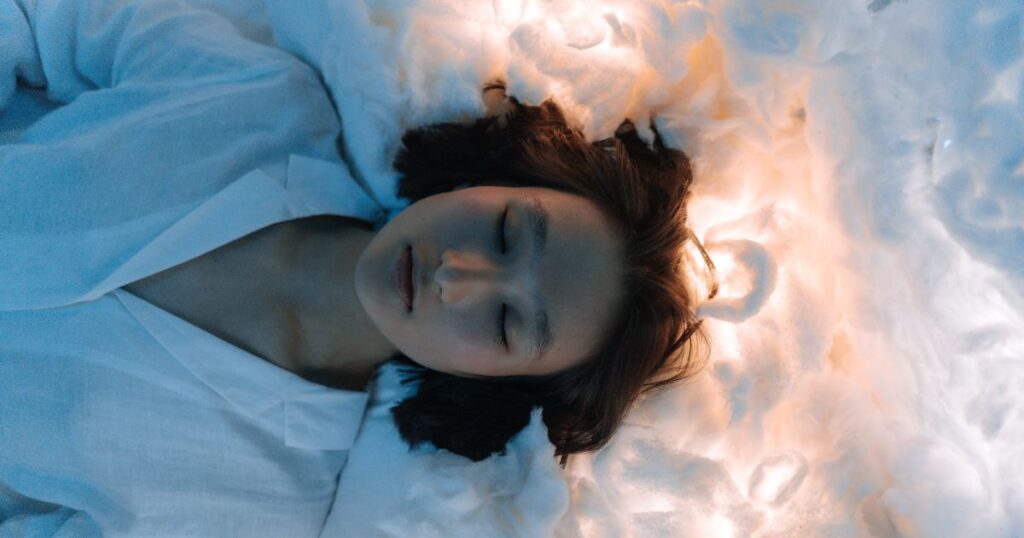 眠って夢を見ている女性