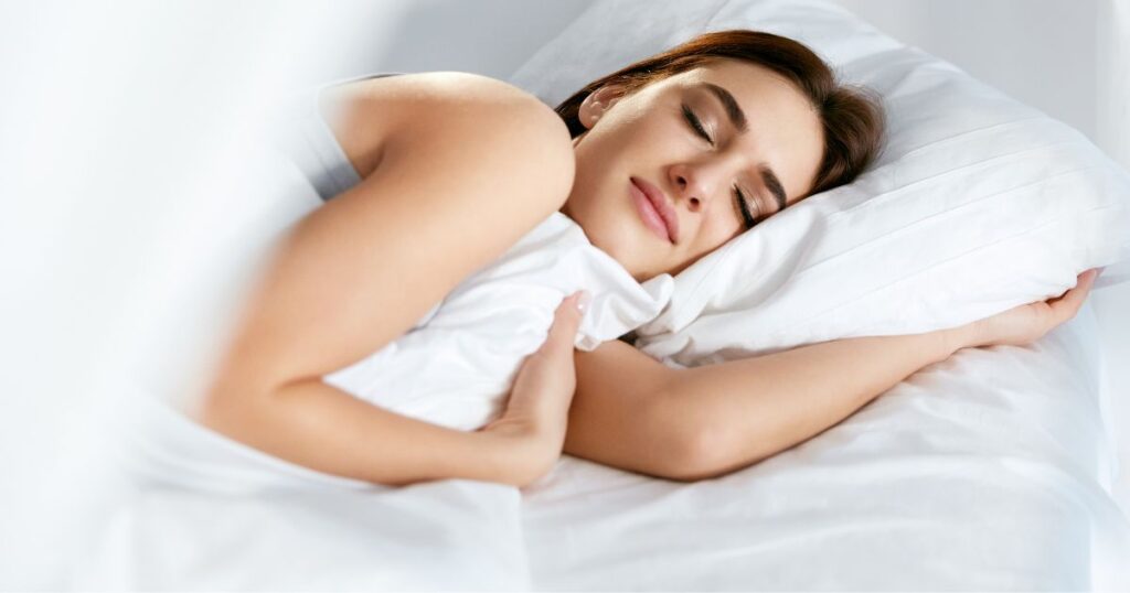 微笑みながら眠る女性