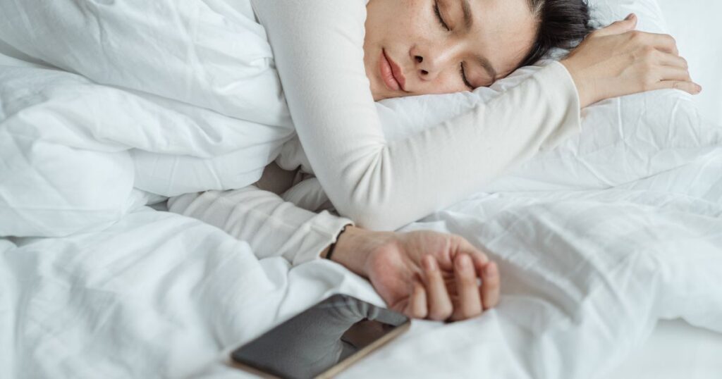 スマホをいじっている途中で眠ってしまった女性