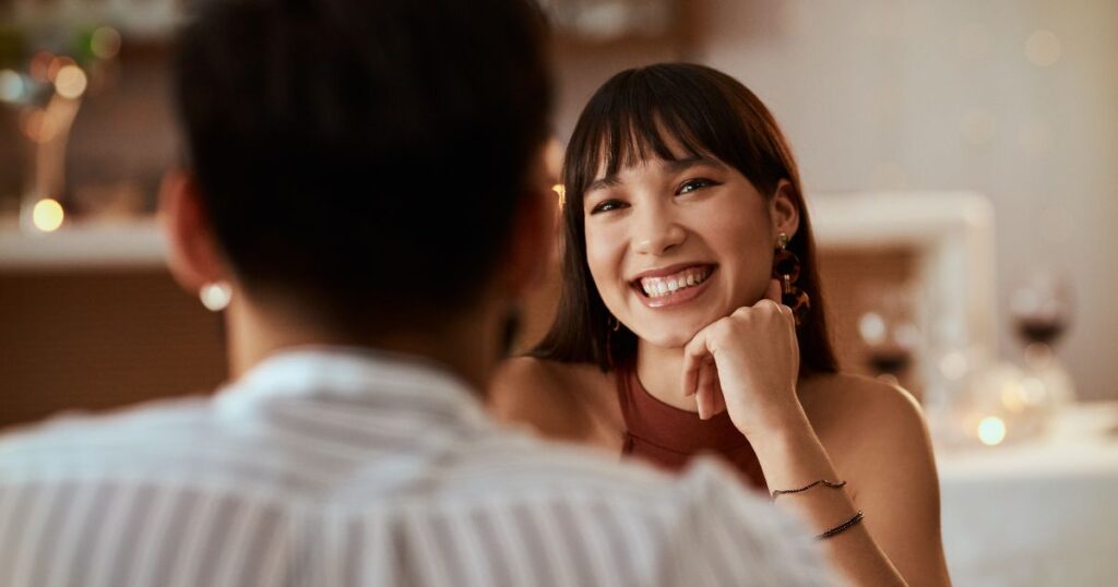 食事をしながら会話をする男女