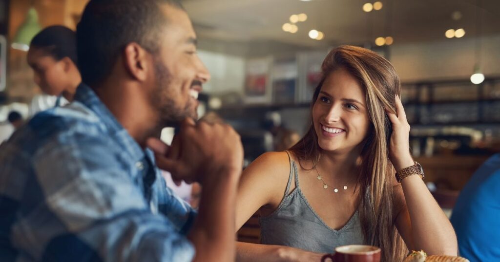 カフェで食事をしながら会話をする男女