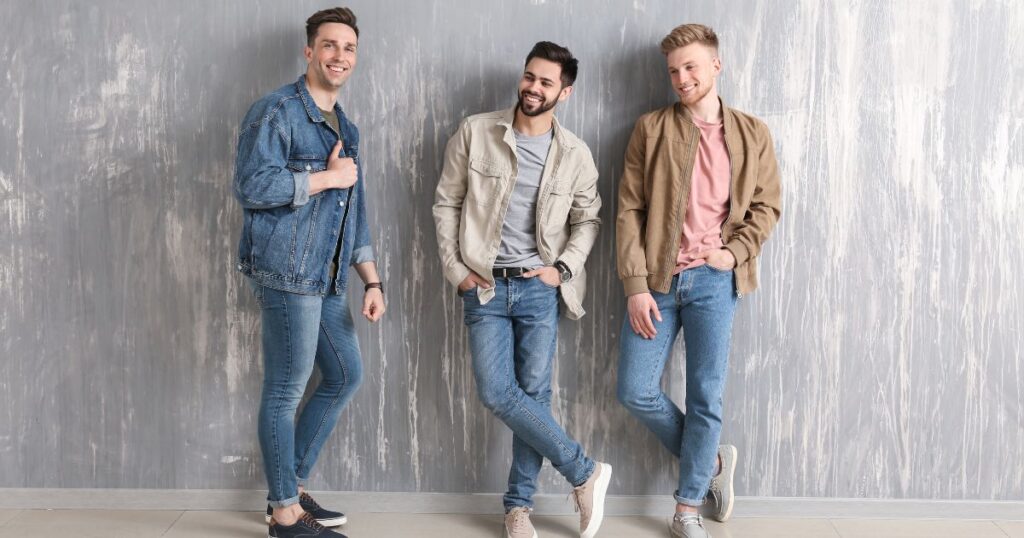 おしゃれな服装で並ぶ3人の外国人男性