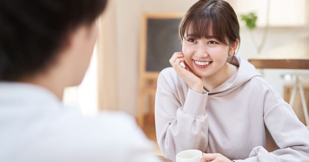 男性の話を聞いてあげる女性