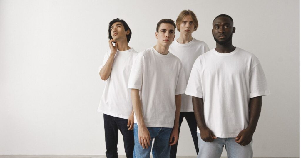 白いシャツを着た4人の外国人男性