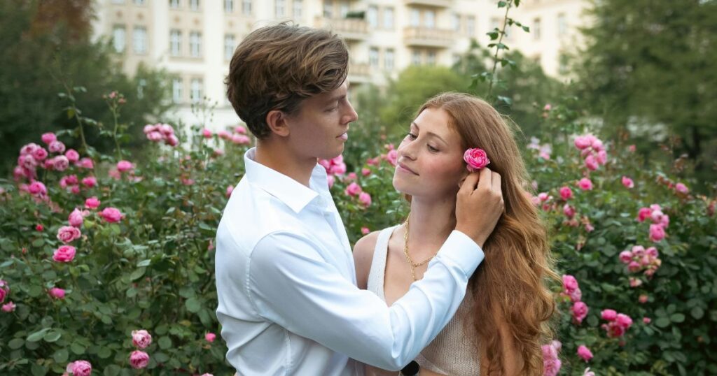 女性の耳に花を挿してあげる男性
