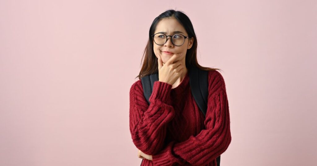 冷静に観察する女性