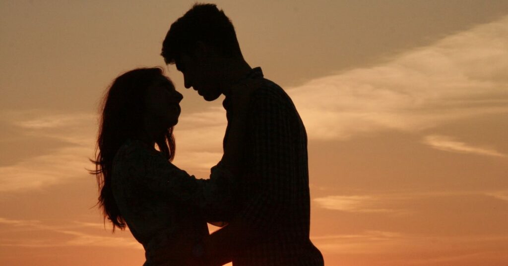 夕焼けに浮かぶ男女のシルエット