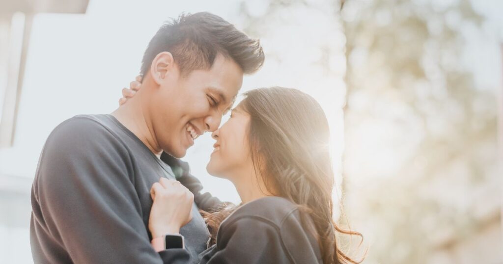 見つめ合いながら抱き合う男女