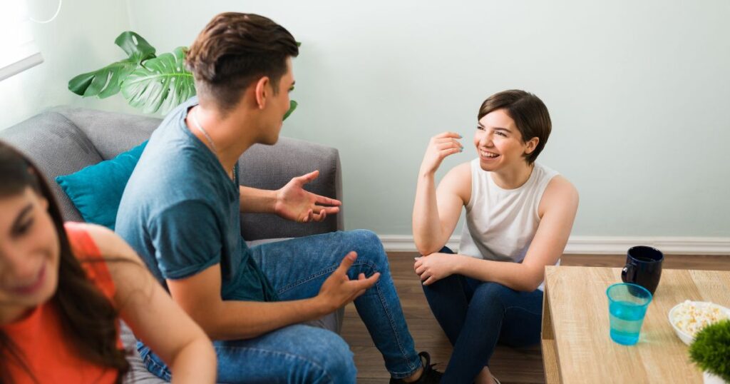 座って陽気に会話する男女