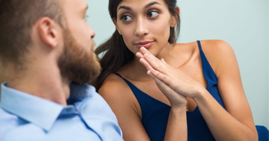 ソファに腰掛けて見つめ合う男女