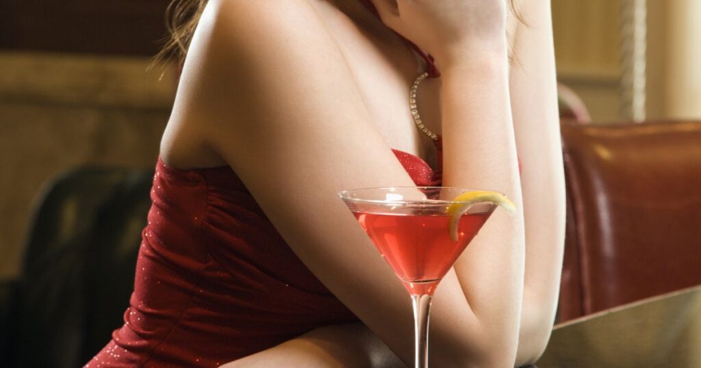 バーでカクテルを飲む女性