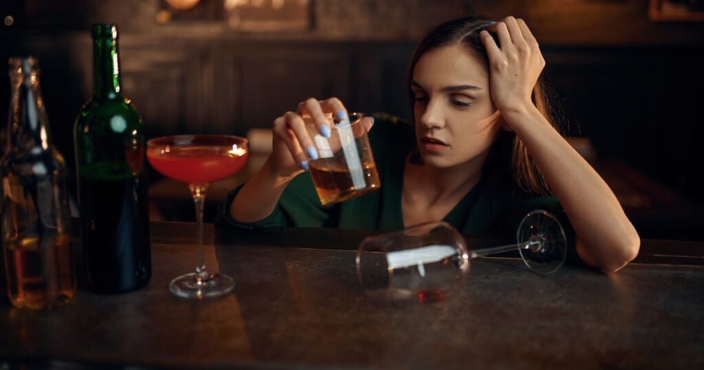 バーで酔い潰れる女性