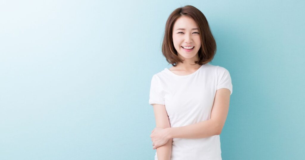 微笑む白いTシャツの女性