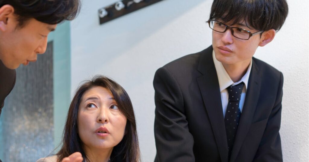 話し合う3人の公務員