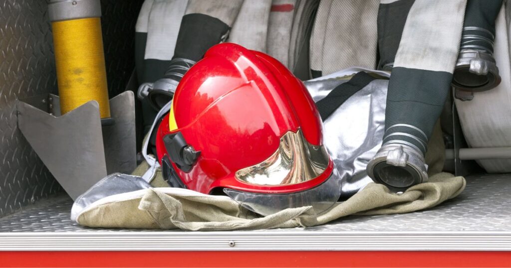消防車に積まれた消防士のヘルメットとホース