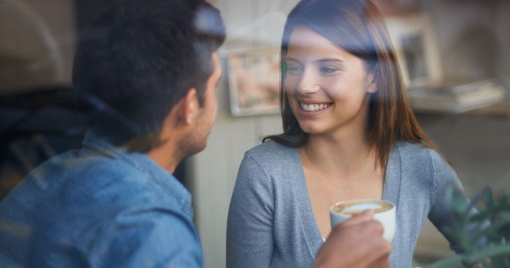 カフェで楽しそうに話す男女