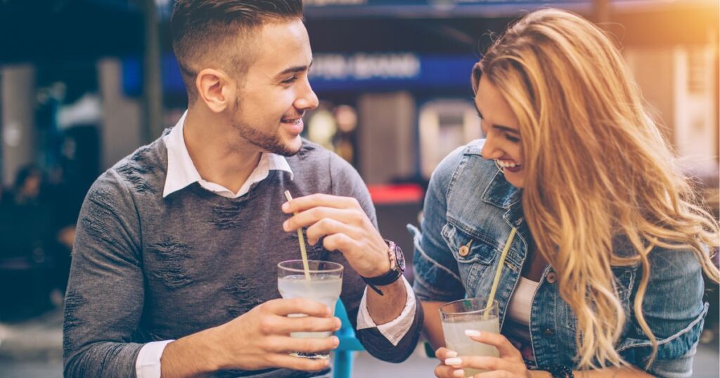 ドリンクを飲みながら笑い合う男女
