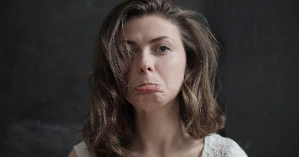 後悔している表情の女性