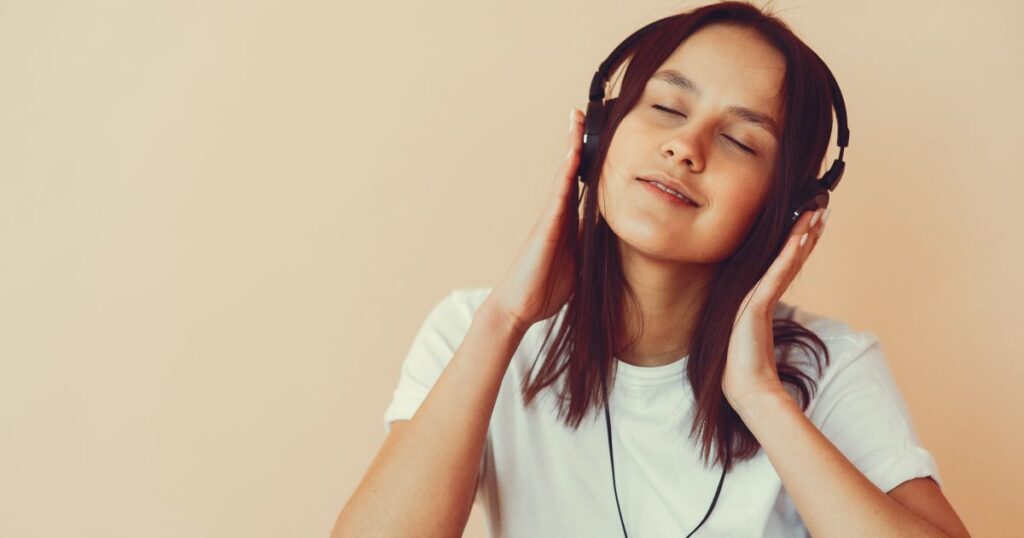 ヘッドフォンを装着して音楽を楽しむ女性
