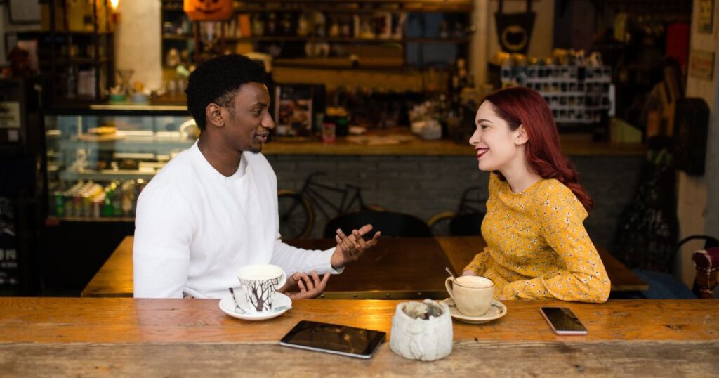 仲良くカフェで会話する男女