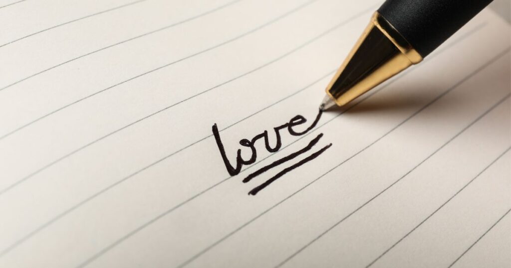 ノートに書かれたLOVEの文字
