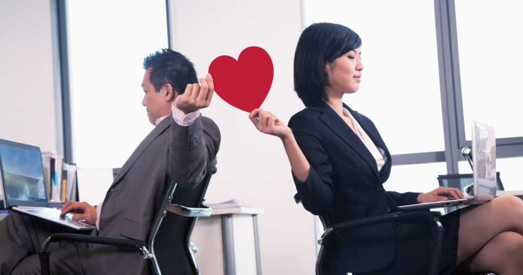 ハートマークを手渡しする男女