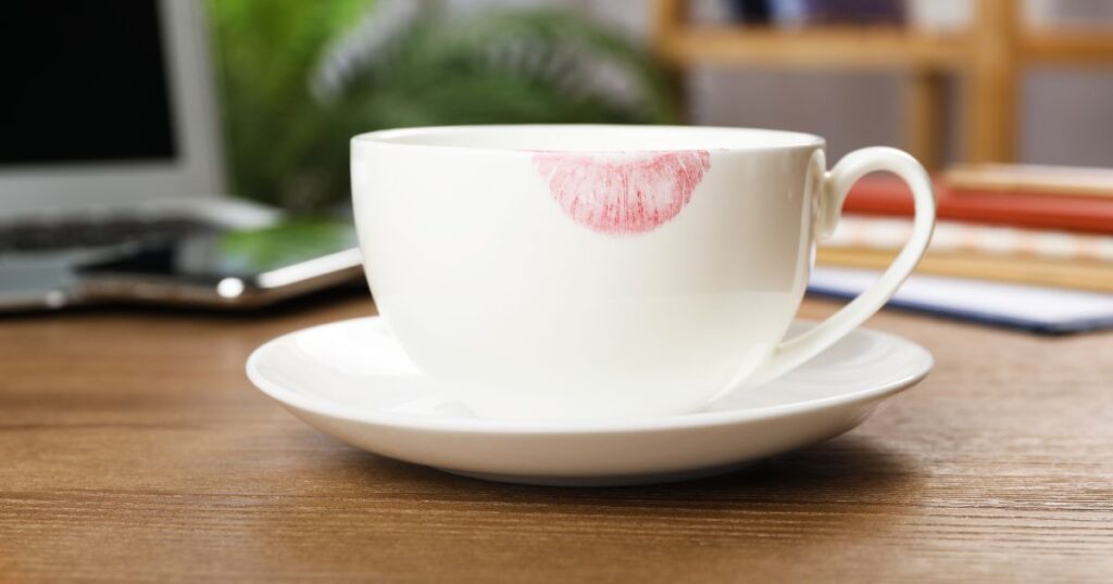 口紅のついたコーヒーカップ