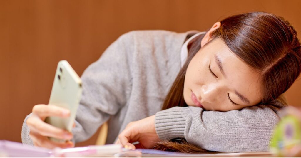 スマホをいじりながら眠ってしまった女性