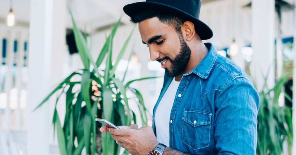 スマートフォンの通知の内容をチェックする男性