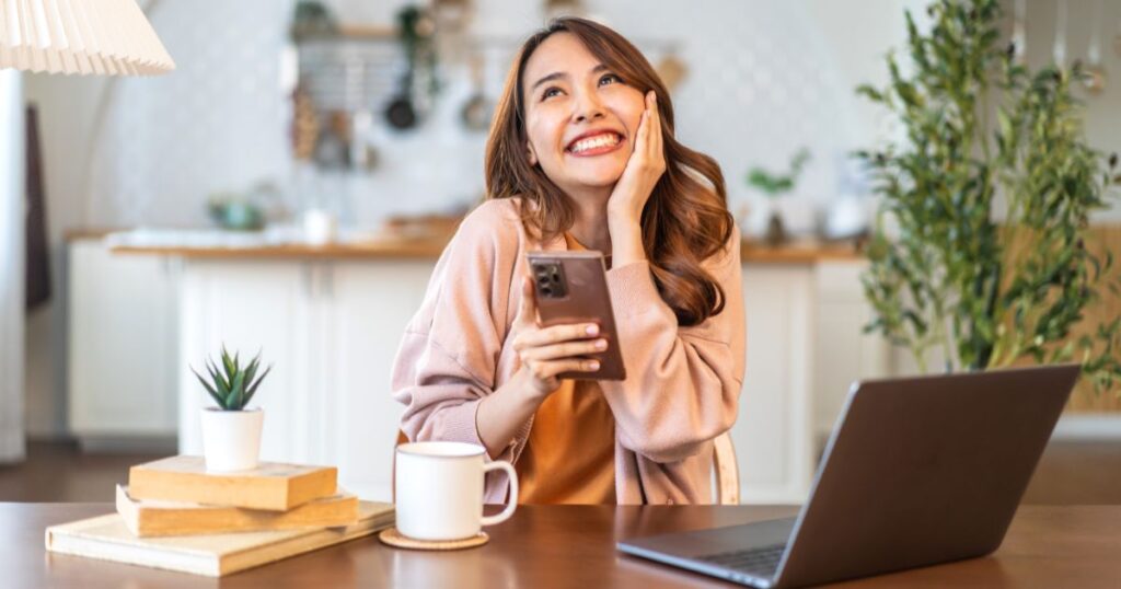 通知の内容を見て喜ぶ女性