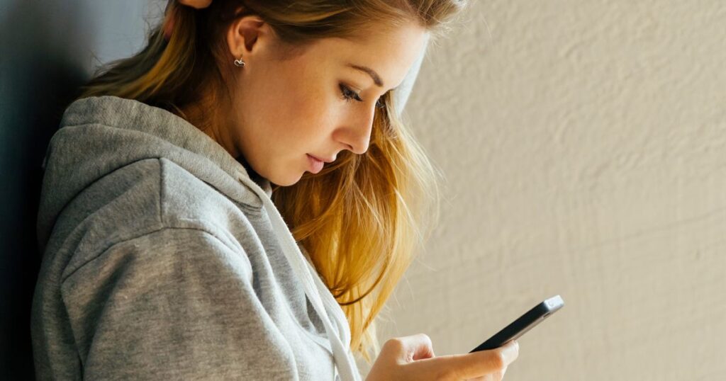 スマホの通知の内容を確認する女性