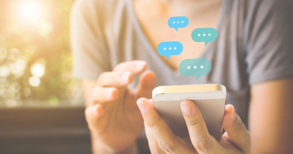 スマートフォンでメッセージのやり取りをする女性