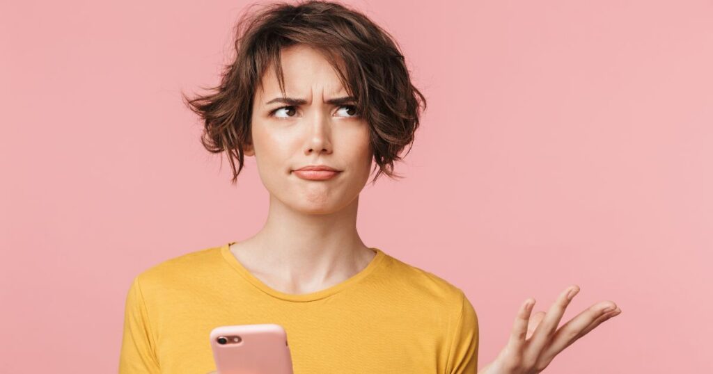 スマホの内容を読んで困った表情の女性