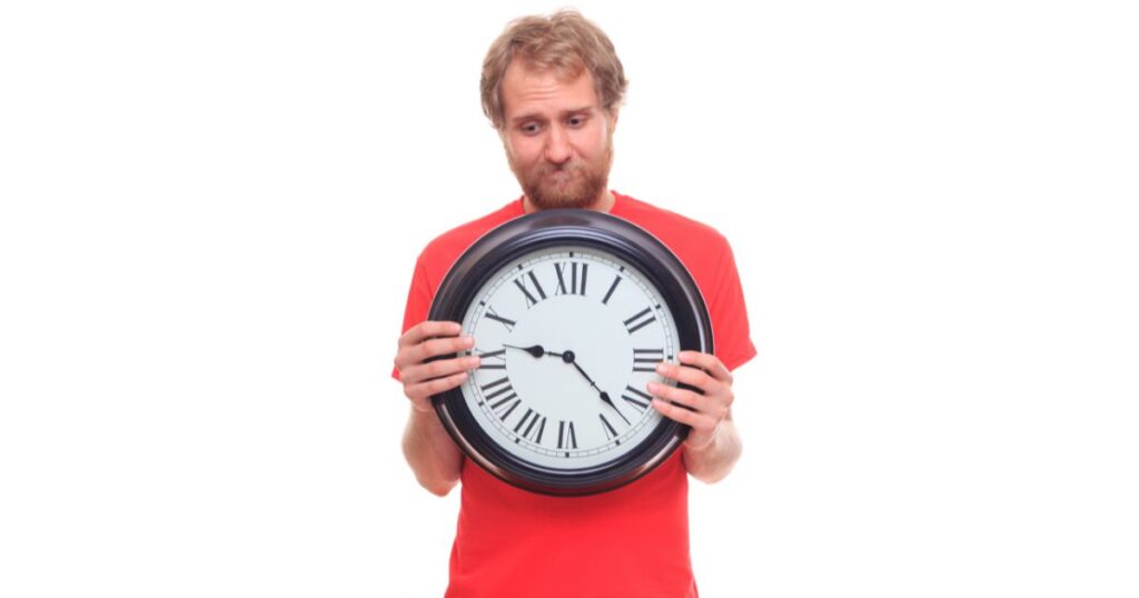 時計を抱えた奥手そうな男性