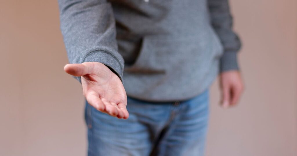 友好的に手を差し出す男性