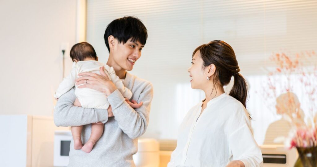 妻の代わりに子育てを手伝う夫