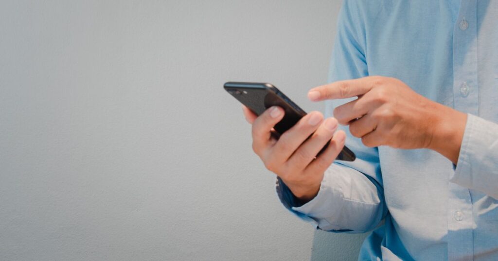 スマホの画面を指差す男性