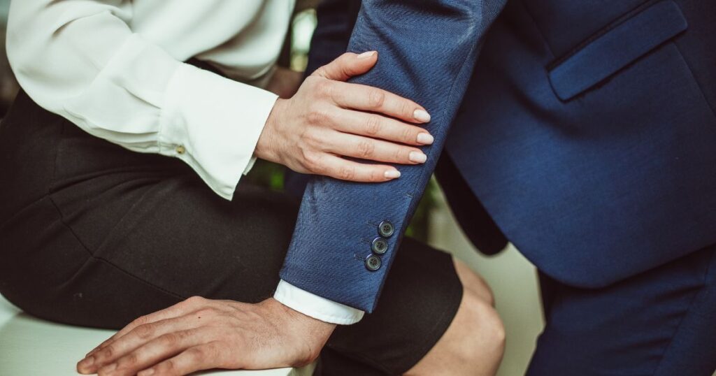 男性の腕に手を添える女性