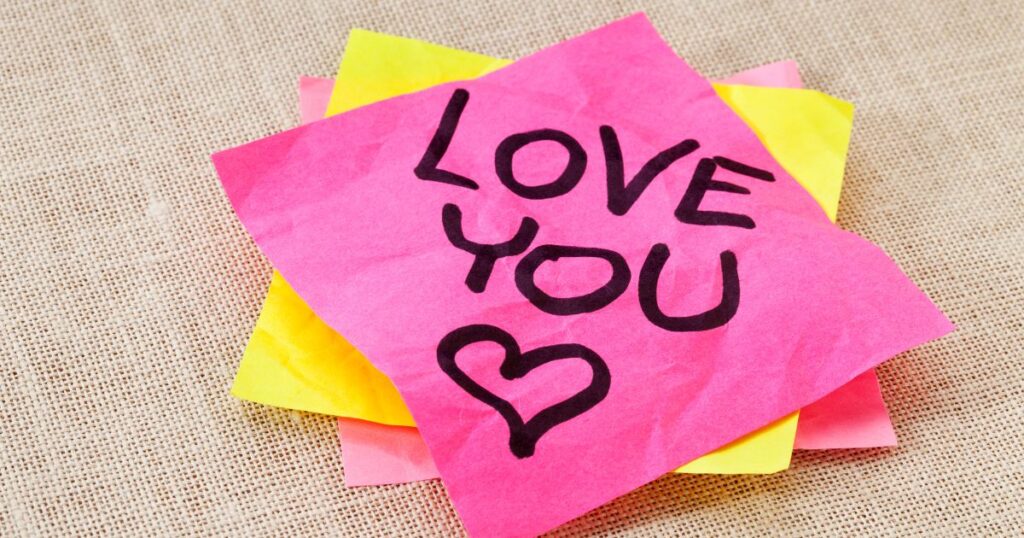 LOVE YOUTO書かれた紙の付箋
