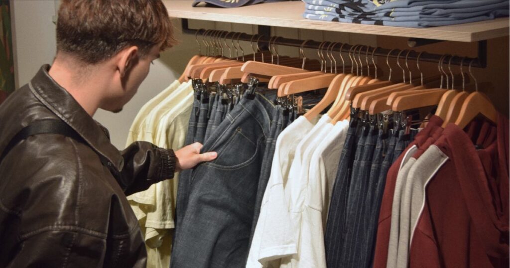 服屋で働く男性